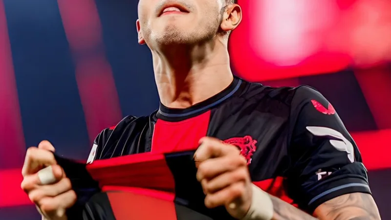 Ipswich bietet offiziell für Palacios — Football World Cup News Exequiel Palacios im Trikot von Bayer Leverkusen, dribbelt mit dem Ball im Stadion, im Hintergrund die Fans. — latest news and analysis.