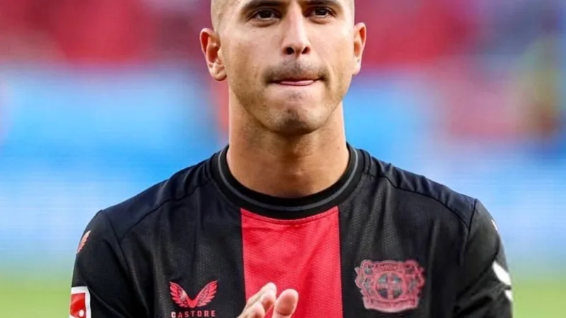 Ipswich erhöht Angebot für Palacios — Football World Cup News Exequiel Palacios im Trikot von Bayer Leverkusen während eines Bundesliga-Spiels, im Hintergrund die Fans im Stadion. — latest news and analysis.