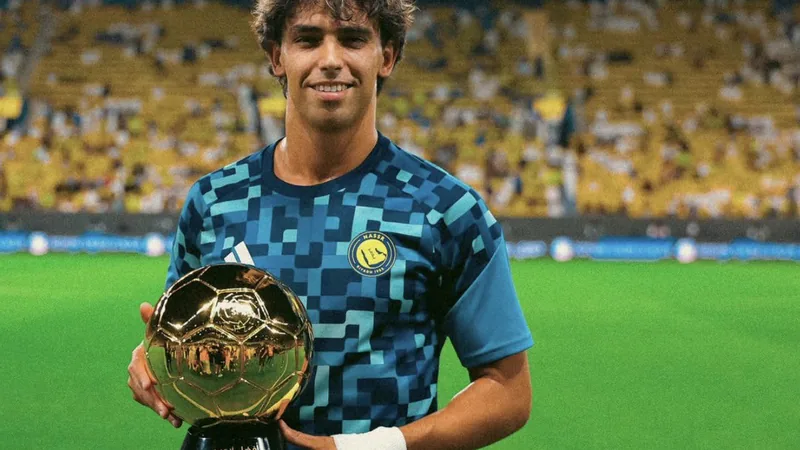 João Félix zum Spieler der Saison in Saudi-Arabien gekürt — Football João Félix in einem weißen Trikot hält die Trophäe für den Spieler der Saison in die Kamera, im Hintergrund ein Stadion mit Flutlicht.