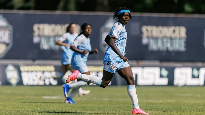 Linda Owusu Ansah: Ghanas Weg zur U-20-WM — Football World Cup News Linda Owusu Ansah, Kapitänin der Black Princesses, feiert ihr Tor im Play-off-Spiel gegen Uganda, das Ghana zur U-20-Frauen-WM 2026 führt.