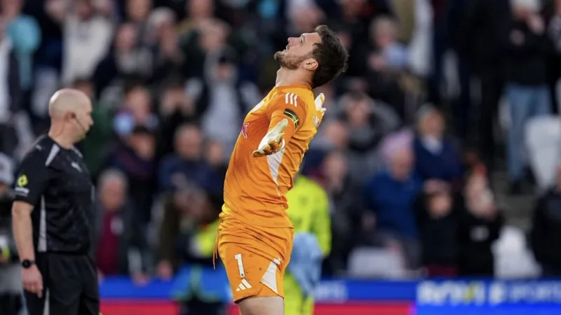 Lucas Perri vor Wechsel zu Torino — Football World Cup News Lucas Perri im Torwarttrikot von Leeds United, im Hintergrund das Stadion von Torino, während er einen Ball fängt. — latest news and analysis.