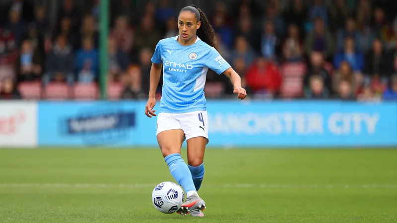 Die brasilianische Fußballspielerin Kerolin im Trikot von Manchester City, die den Ball am Fuß führt, im Stadion bei einem Spiel.