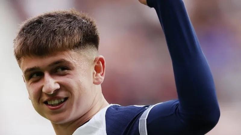 Mikey Moore vor Wechsel zum 1. FC Köln — Football World Cup News Ein junger Fußballspieler im Trikot des 1. FC Köln läuft mit dem Ball über den Rasen, im Hintergrund das Stadion. — latest news and analysis.