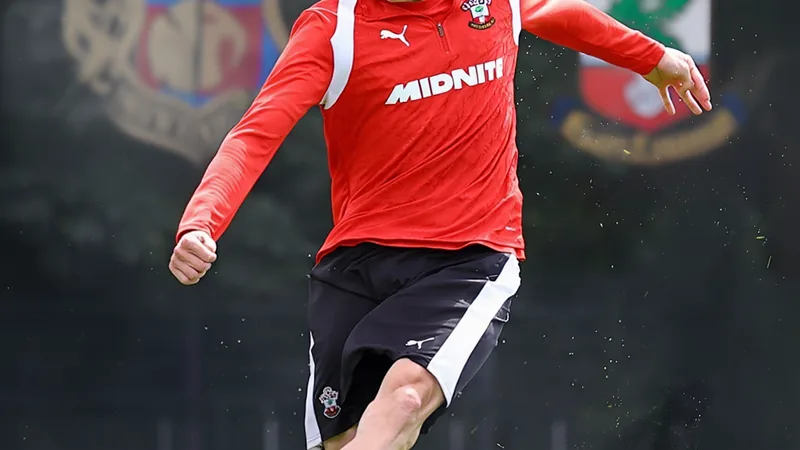 Monza leiht Jay Robinson von Southampton — Football World Cup News Jay Robinson im Trikot des FC Southampton während eines Spiels, mit dem Stadion im Hintergrund — latest news and analysis.