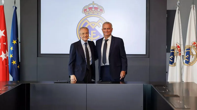 José Mourinho lächelt im Stadion Santiago Bernabéu, während er die jubelnden Fans von Real Madrid begrüßt, die seine Rückkehr feiern.