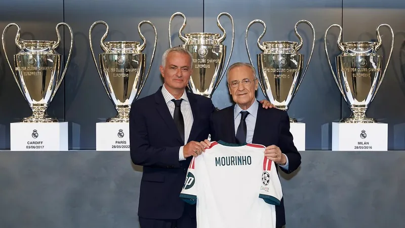 José Mourinho steht lächelnd im Anzug neben Florentino Pérez auf dem Podium im Santiago Bernabéu, während er als neuer Trainer von Real Madrid