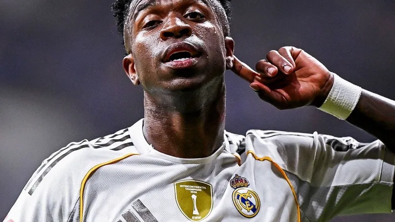 Mourinho rät Vini Jr.: Nicht zu Real Madrid weggehen — Football World José Mourinho in einem Trainingsanzug, der ernst in die Kamera blickt, während er über Vinícius Júnior spricht, im Hintergrund das Stadion von Real