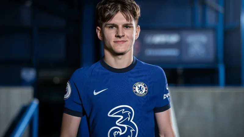 Valentín Barco im Trikot des RC Strasbourg während eines Spiels, mit Stadionhintergrund und jubelnden Fans im Abendlicht.