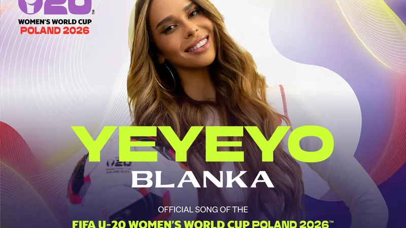 Offizieller Song U-20-Frauen-WM 2026: „YEYEYO“ — Football World Cup Blanka und Francis posieren vor einem Stadion in Polen, umgeben von leuchtenden Lichtern und jubelnden Fans, während der offizielle Song der