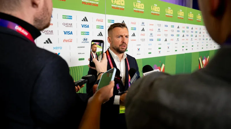 Polens Trainer Kasprowicz über die U-20-Frauen-WM — Football World Polnische U-20-Frauenfußball-Nationalmannschaft im Training, Trainer Marcin Kasprowicz gibt Anweisungen, im Hintergrund ein Stadion mit polnischen