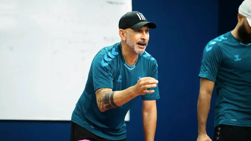 Puerto Ricos U-17-Trainer Mirabelli über WM-Ziele — Football World Andres Mirabelli, Trainer der puerto-ricanischen U-17-Frauenfußballnationalmannschaft, lächelt während eines Trainings auf dem Platz in Chula Vista