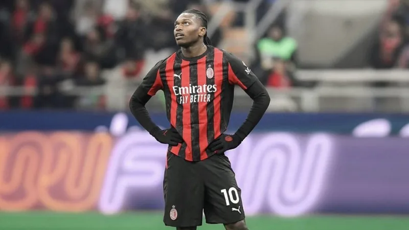 Rafa Leão im Trikot des AC Mailand dribbelt mit dem Ball am Fuß auf dem Spielfeld im San Siro Stadion. — latest news and analysis.