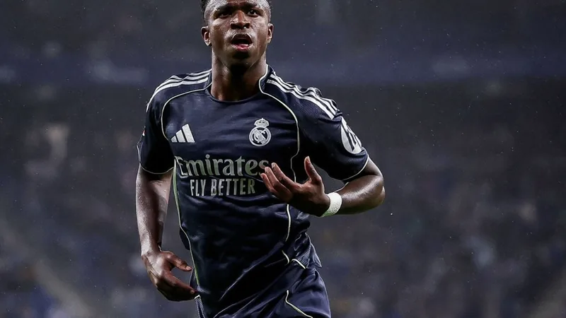 Vinícius Júnior im weißen Real-Madrid-Trikot dribbelt den Ball im Santiago-Bernabéu-Stadion, im Hintergrund jubelnde Fans.