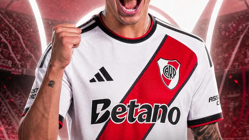 River Plate einig mit Atlético über Thiago Almada — Football World Thiago Almada im Trikot von River Plate, dribbelnd mit dem Ball, im Hintergrund das Stadion Monumental in Buenos Aires bei Flutlicht.