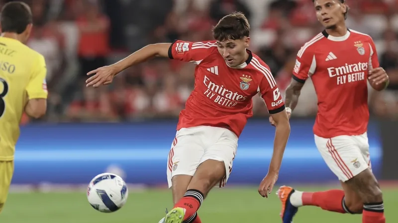 Sassuolo leiht Benfica-Talent Obrador — Football World Cup News Rafael Obrador im Trikot von Benfica Lissabon während eines Spiels, mit Fokus auf sein Gesicht und die linke Abwehrseite.