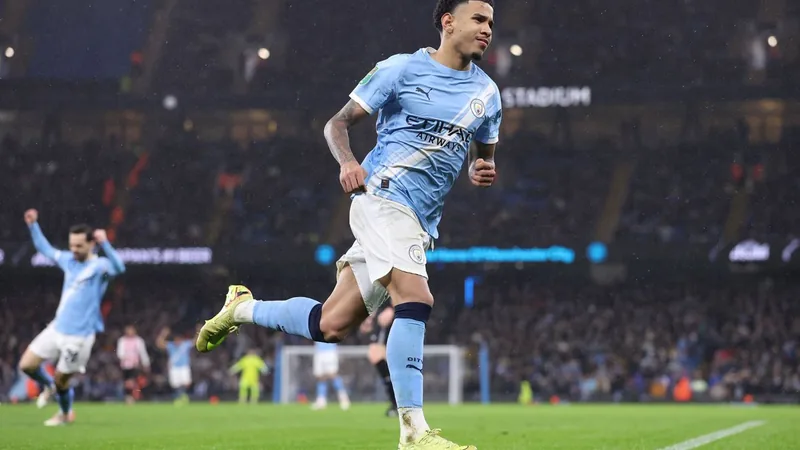 Savinho verpasst Community Shield: Wechsel zu Tottenham rückt näher Savinho im Trikot von Manchester City während eines Spiels, im Hintergrund das Wembley-Stadion, wo der Community Shield stattfindet.