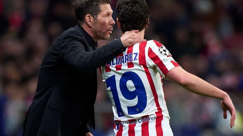Simeone über Álvarez: Klub hat Entscheidung getroffen — Football Diego Simeone, Trainer von Atlético Madrid, spricht auf einer Pressekonferenz über Julián Álvarez, im Hintergrund das Vereinswappen.