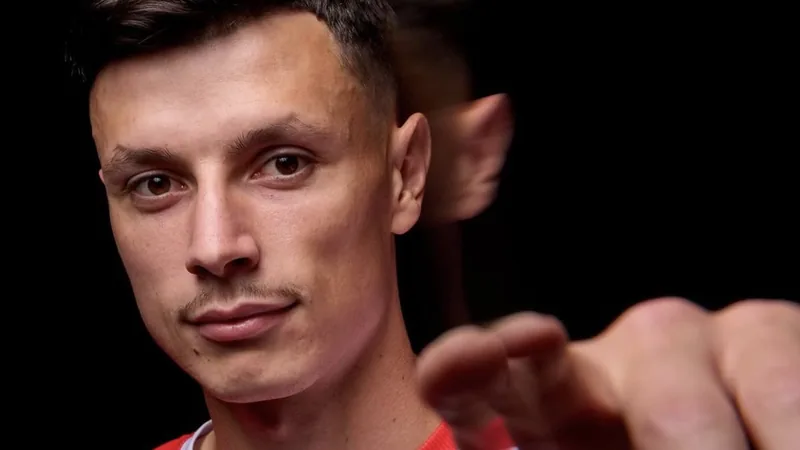 Southampton interessiert an Ahmedhodžić — Football World Cup News Anel Ahmedhodžić im Trikot von Sheffield United während eines Spiels, im Hintergrund die Tribüne mit Fans. — latest news and analysis.