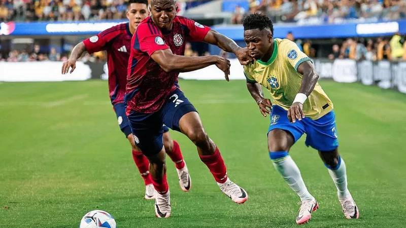 Strasbourg bietet fünf Millionen für Mitchell — Football World Cup Jeyland Mitchell im Trikot von Sturm Graz während eines Bundesliga-Spiels, im Hintergrund die Stadionatmosphäre mit Fans und Flutlicht.