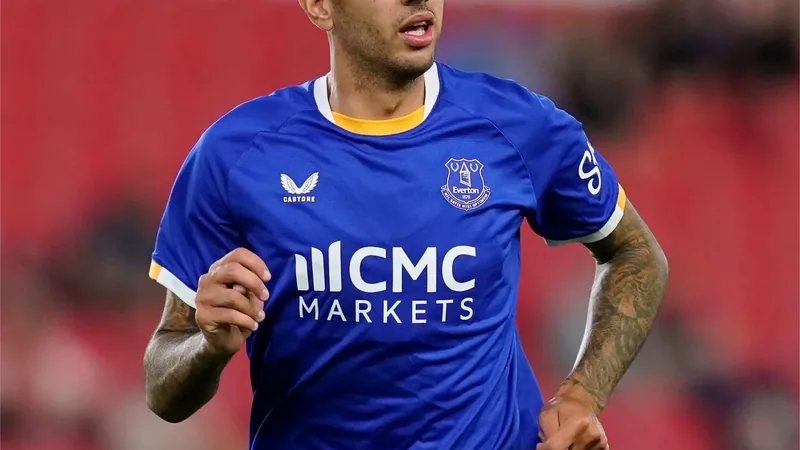Everton und Palace: Tauschdeal perfekt — Football World Cup News Dwight McNeil im Everton-Trikot und Brennan Johnson im Crystal-Palace-Trikot, nebeneinander auf einem Fußballplatz, mit beiden Vereinswappen im