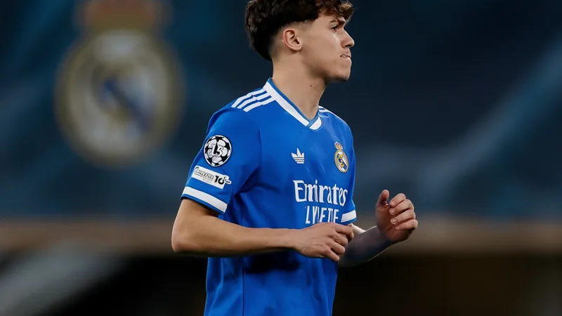 Thiago Pitarch im Trikot von Real Madrid während eines Trainings auf dem Platz, mit dem Vereinswappen im Hintergrund. — latest news and analysis.