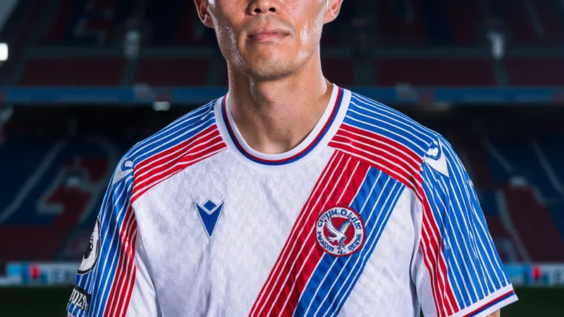 Tomiyasu wechselt zu Crystal Palace — Football World Cup News Takehiro Tomiyasu im Trikot von Crystal Palace im Stadion, mit Fans im Hintergrund, während er den Ball kontrolliert. — latest news and analysis.