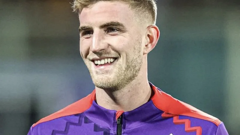 Valentini wechselt fest zu Alavés — Football World Cup News Nicolás Valentini im Trikot der AC Florenz während eines Spiels, im Hintergrund das Stadion Artemio Franchi in Florenz. — latest news and analysis.