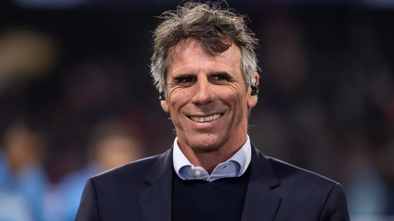 Zola übernimmt Italiens Nachwuchsarbeit — Football World Cup News Gianfranco Zola im Anzug lächelt bei einer Pressekonferenz des italienischen Fußballverbands, im Hintergrund das Logo der FIGC.