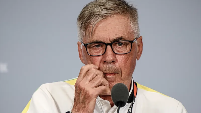 Carlo Ancelotti en la rueda de prensa del Real Madrid, con el logo del club al fondo y micrófonos en primer plano — latest news and analysis.