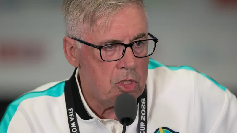 Ancelotti defiende a Raphinha: "Es uno de los mejores del mundo" Carlo Ancelotti en una rueda de prensa con el logo del Real Madrid de fondo, defendiendo al jugador Raphinha — latest news and analysis.