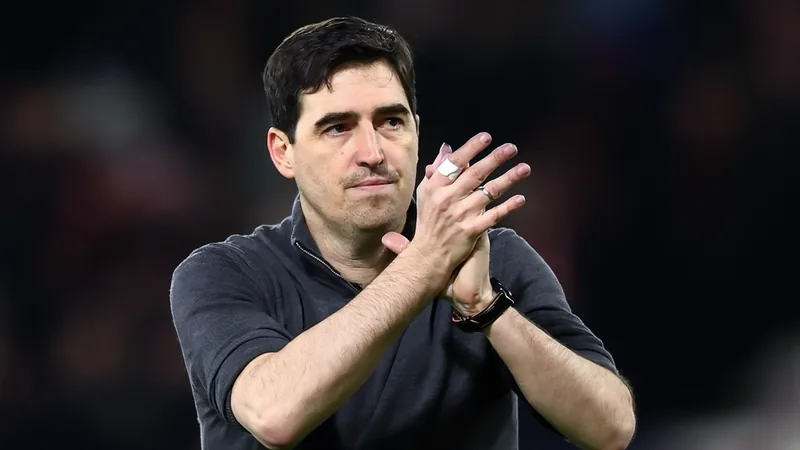 Andoni Iraola, favorito para ser el nuevo entrenador del Liverpool Andoni Iraola, entrenador español, sonriendo en el banquillo del AFC Bournemouth durante un partido de la Premier League