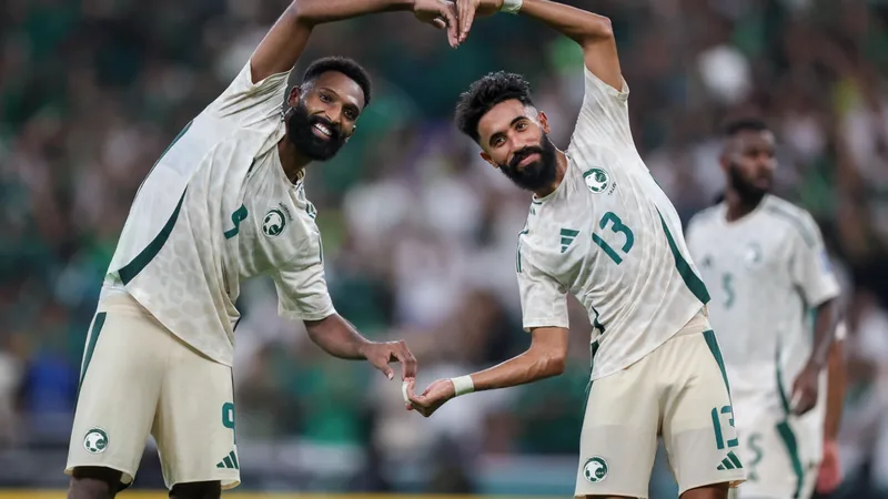 Arabia Saudí vs Uruguay | Mundial 2026 — Football World Cup News Estadio Miami Stadium iluminado con el césped verde y banderas de Arabia Saudí y Uruguay ondeando en las gradas antes del partido