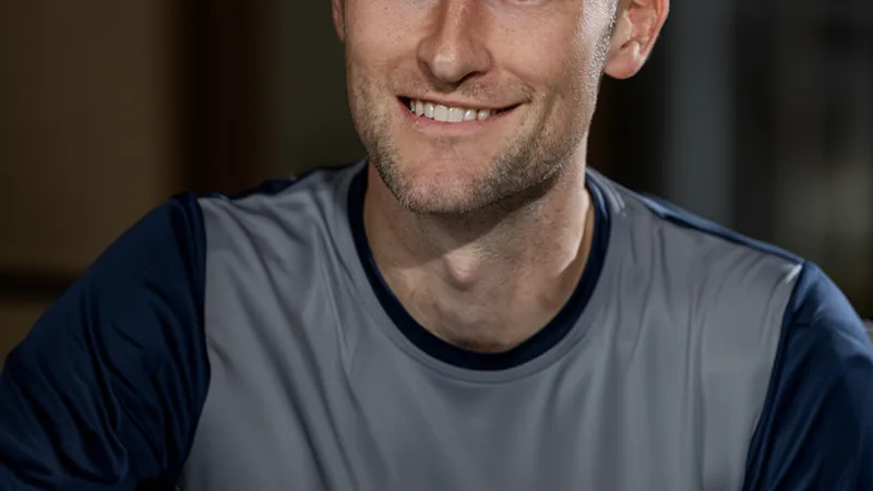 Ben Davies renueva con Tottenham hasta 2027 — Football World Cup News Ben Davies con la camiseta del Tottenham Hotspur celebrando un partido en el estadio Tottenham Hotspur Stadium — latest news and analysis.
