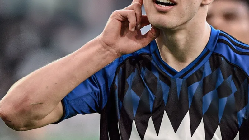 Joven futbolista croata con camiseta del Hajduk Split celebrando un gol en un estadio lleno de aficionados — latest news and analysis.