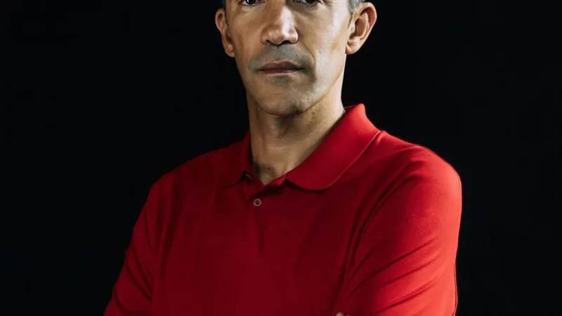 Bruno Lage, nuevo entrenador del Diriyah Club — Football World Cup Bruno Lage sonriendo con una chaqueta del Diriyah Club, posando en el estadio del club en Diriyah, Arabia Saudí. — latest news and analysis.