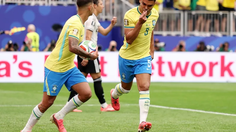 Casemiro celebrando su gol con la camiseta de Brasil en un estadio lleno de aficionados, con el marcador de fondo mostrando el 1-0.