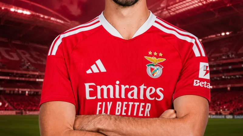 Clement Lenglet con la camiseta del Benfica posando en el estadio da Luz, con el escudo del club al fondo. — latest news and analysis.