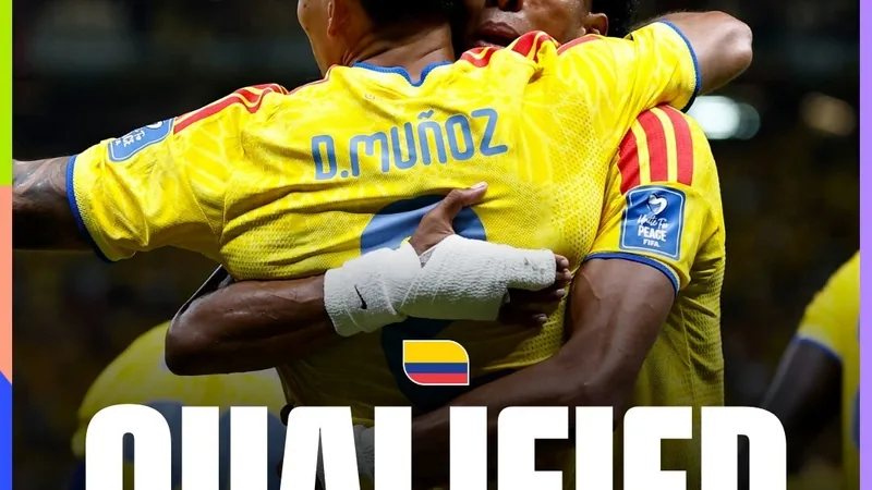 Jugadores de la selección de Colombia celebrando en el campo con la bandera colombiana y el público de fondo en un estadio lleno.