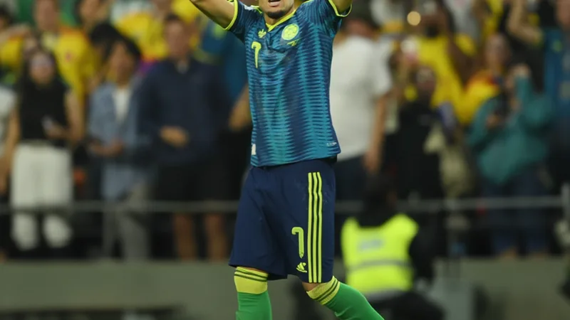 Colombia cierra primera ronda con victoria — Football World Cup News Jugadores de la selección de Colombia celebrando una victoria en el campo de juego, con el estadio lleno de aficionados ondeando banderas tricolores.