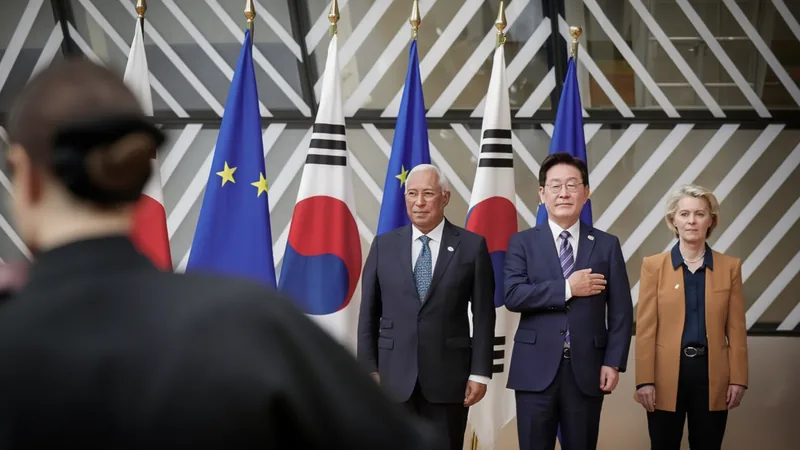 Comercio y defensa marcan la agenda de la cumbre UE-Corea del Sur Los líderes de la UE y Corea del Sur reunidos en una sala de conferencias en Seúl, con banderas de fondo y documentos sobre la mesa.