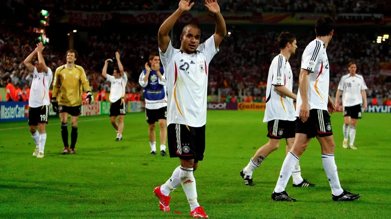David Odonkor: la chispa del cuento de hadas de Alemania 2006 David Odonkor corriendo por la banda derecha en el Signal Iduna Park de Dortmund durante el partido Alemania vs Polonia del Mundial 2006