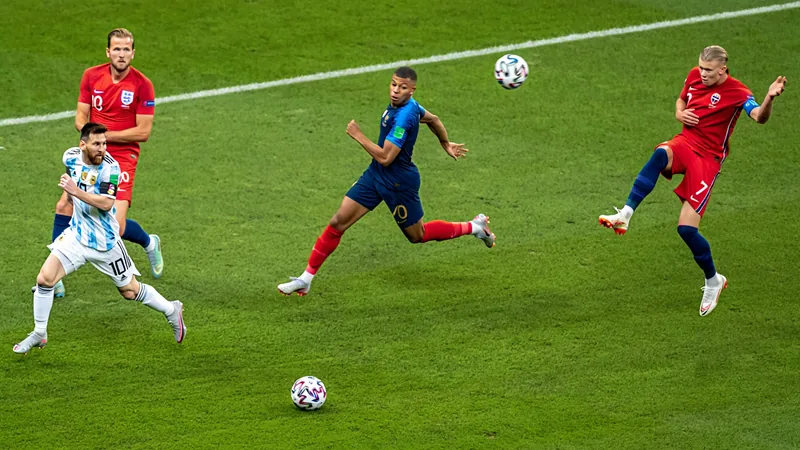 Cómo detener a Messi, Mbappé, Haaland y Kane — Football World Cup News Cuatro futbolistas famosos: Lionel Messi, Kylian Mbappé, Erling Haaland y Harry Kane posando con sus camisetas de selección nacional en un campo de