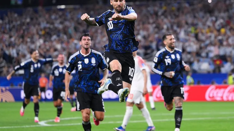 Estadio lleno de aficionados celebrando un gol durante un partido del Mundial 2026, con marcadores electrónicos mostrando el resultado.