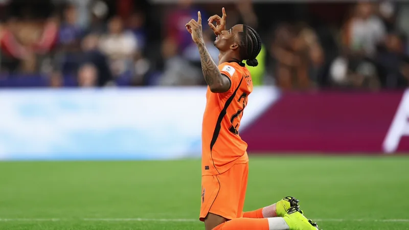 Crysencio Summerville dejaría el West Ham; varios clubes lo buscan Crysencio Summerville con la camiseta del West Ham United durante un partido de la Premier League, celebrando un gol en el estadio London Stadium.