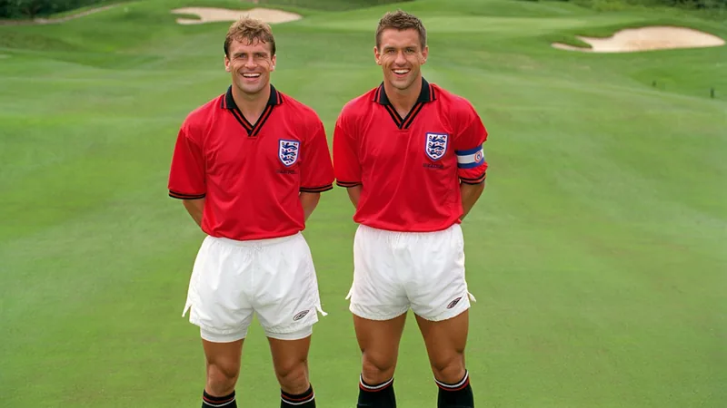 Cuando Shearer y Owen fueron al campo de golf — Football World Cup Alan Shearer y Michael Owen en un campo de golf verde, con palos y frustración, durante el Mundial de 1998 en Francia. — latest news and analysis.