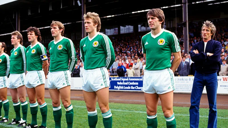 Dalglish, Souness y Rod Stewart: el recuerdo del Mundial de Escocia Kenny Dalglish y Graeme Souness con la camiseta de Escocia en el Mundial de 1986, con Rod Stewart animando desde las gradas en México.