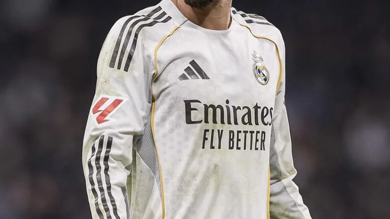 Dani Ceballos con la camiseta del Real Madrid durante un partido en el Estadio Santiago Bernabéu, con gesto emocionado y el escudo del club en primer