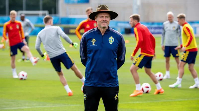 De la última oportunidad a la redención mundialista para Potter Graham Potter con sombrero Stetson durante el entrenamiento de Suecia en Texas, rodeado de jugadores sonrientes y un campo de fútbol al fondo.