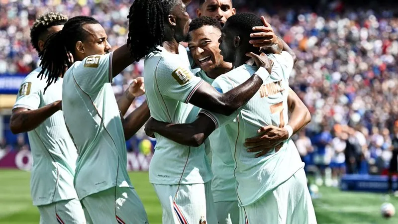 Ousmane Dembélé celebrando un gol con la camiseta de Francia en un estadio estadounidense, con aficionados de fondo y el marcador mostrando 3-0.