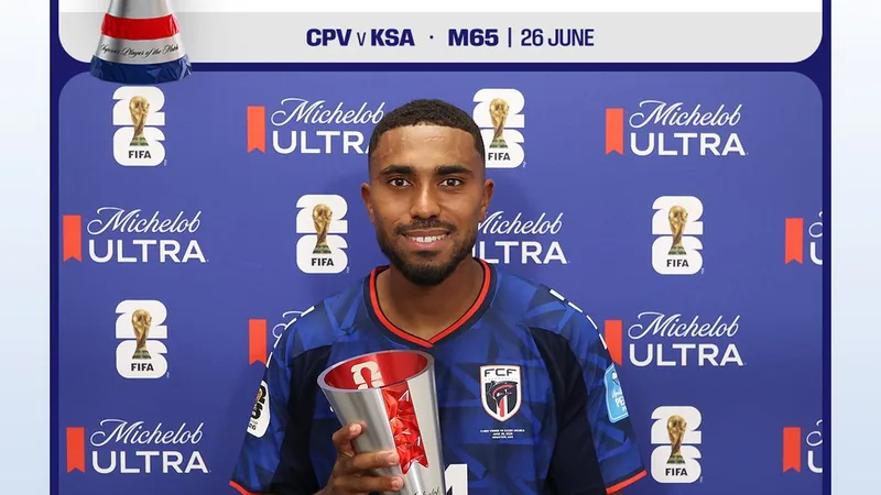 Deroy Duarte celebrando con el trofeo Michelob Ultra al Jugador Superior del Partido en el campo de la Copa Mundial de la FIFA.